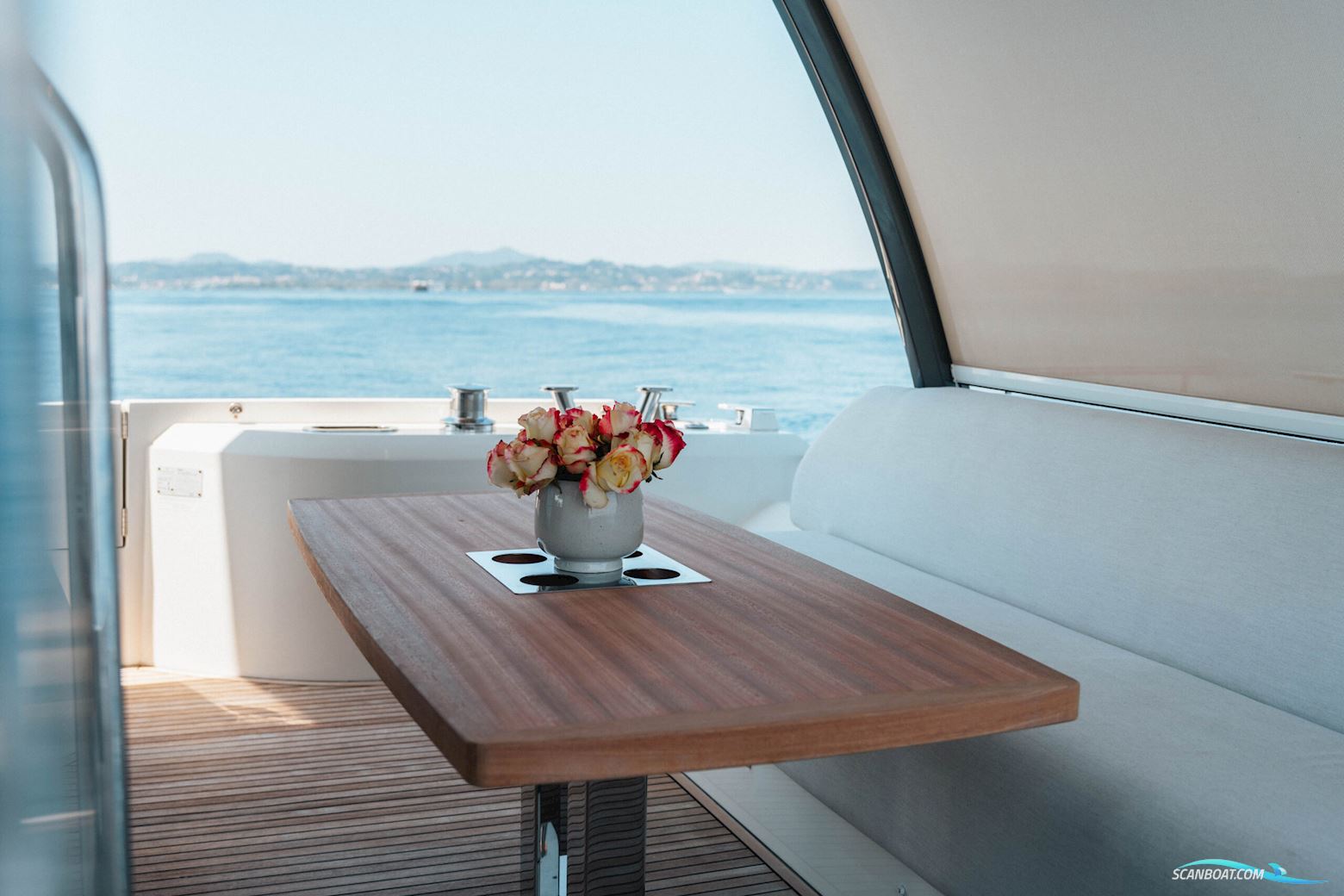 Prestige 690 flybridge