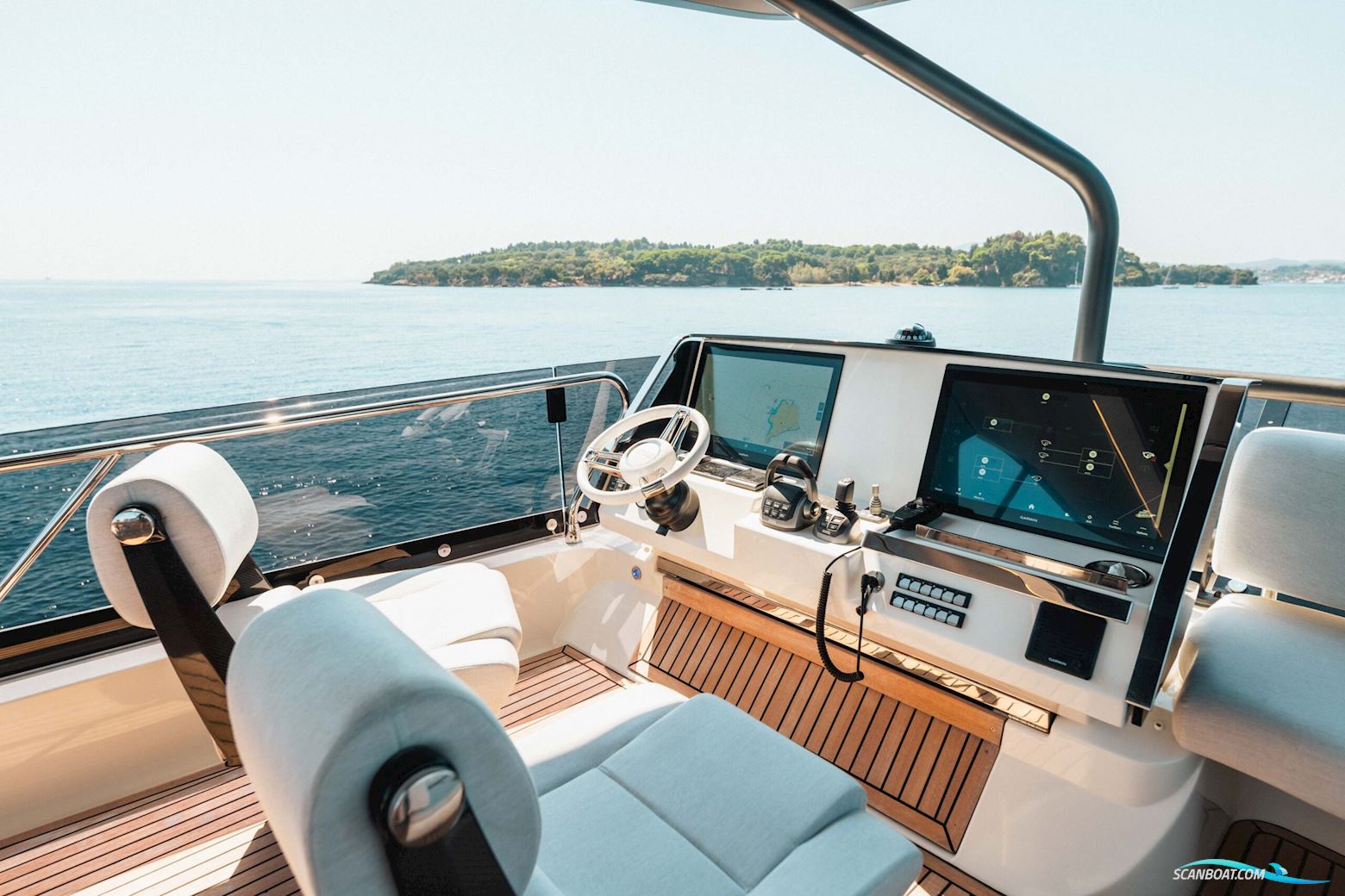 Prestige 690 flybridge