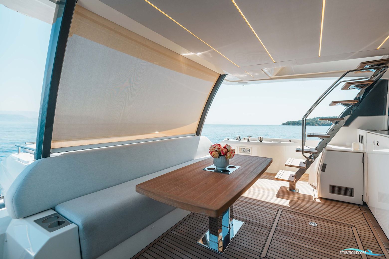 Prestige 690 flybridge