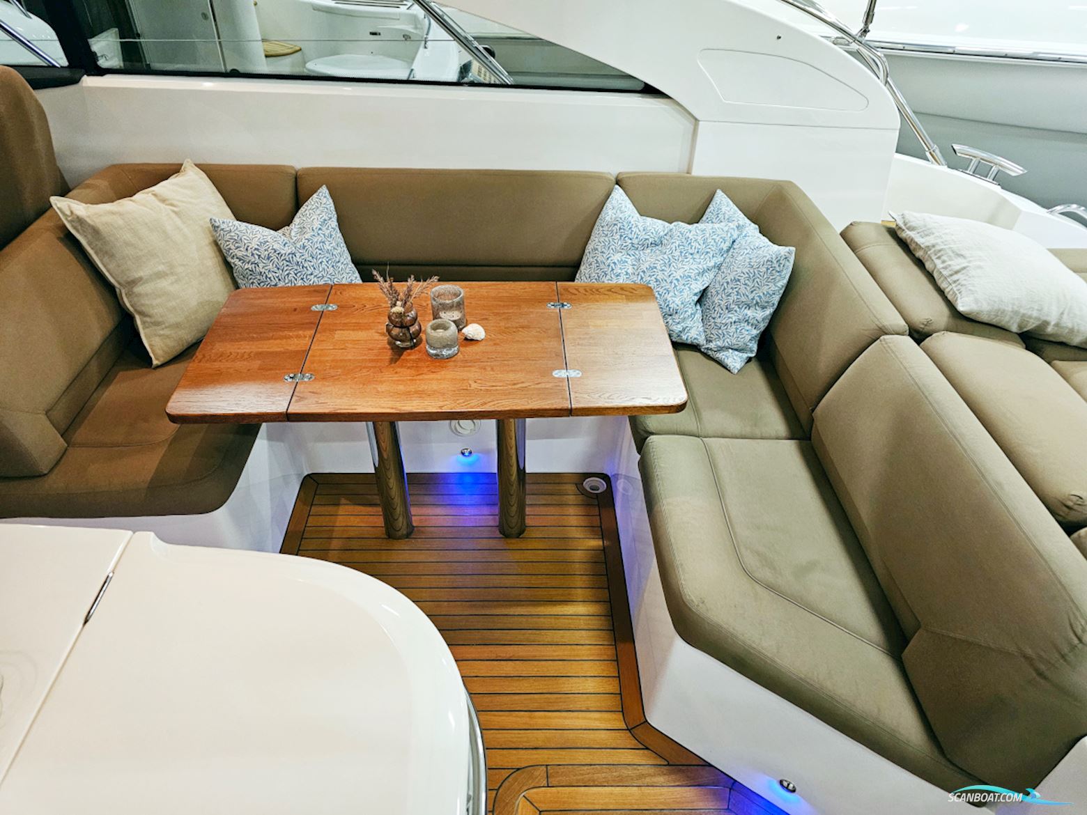 Princess V42 Volvo Penta D6-370 Joystick control