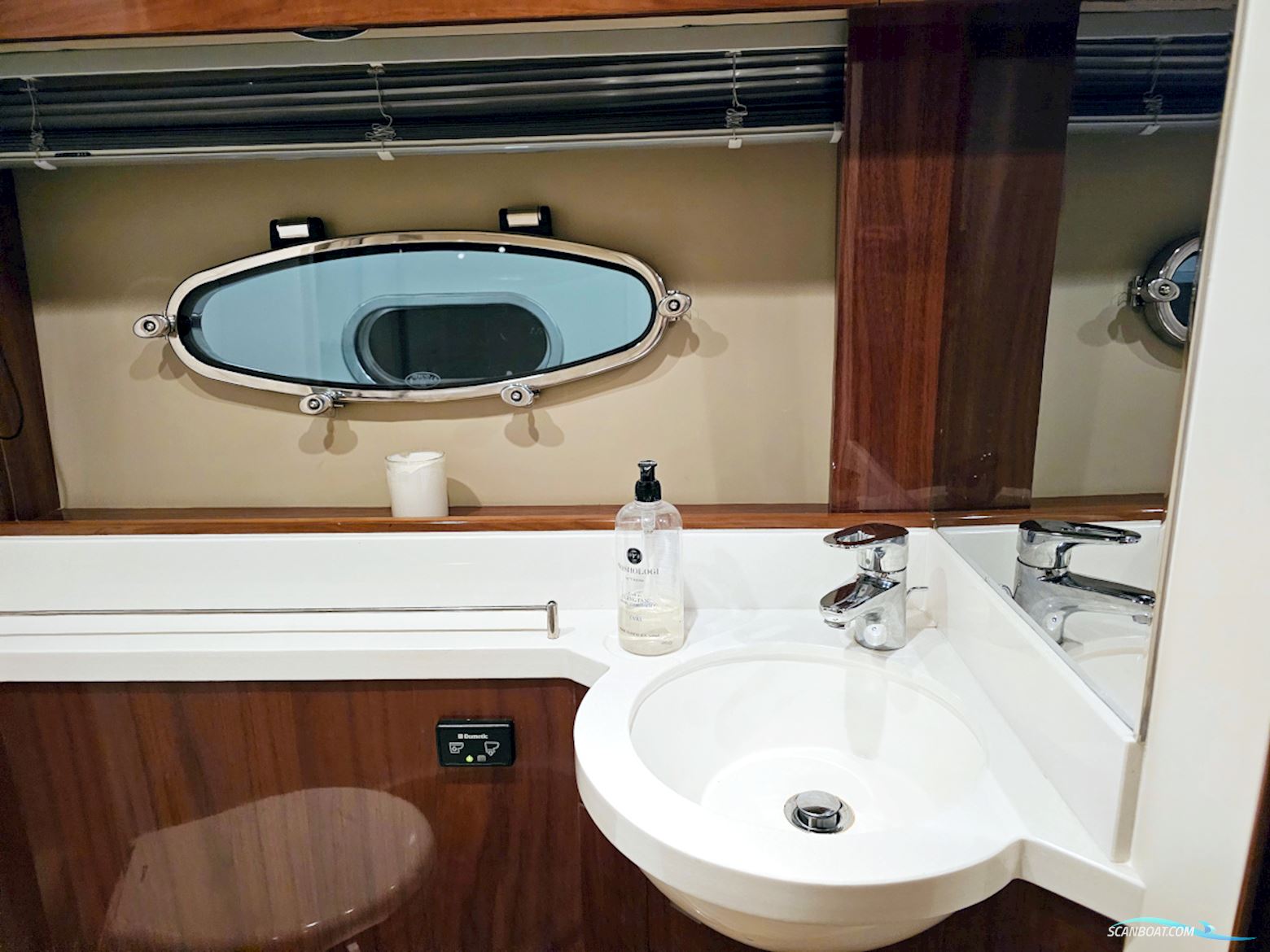 Princess V42 Volvo Penta D6-370 Joystick control