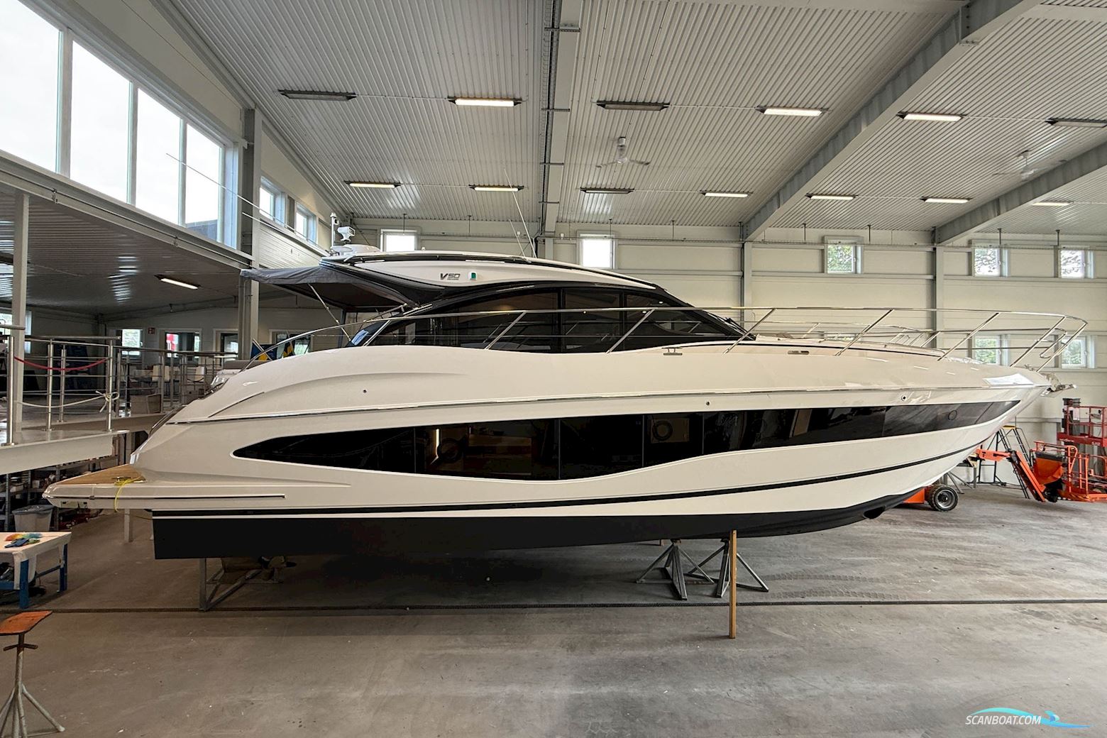 PRINCESS V50 Deck saloon