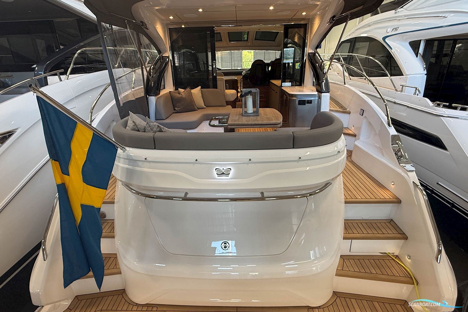 PRINCESS V50 Deck saloon