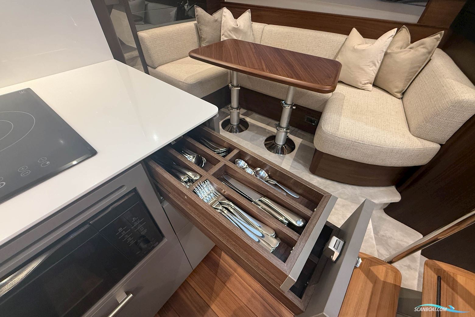 PRINCESS V50 Deck saloon