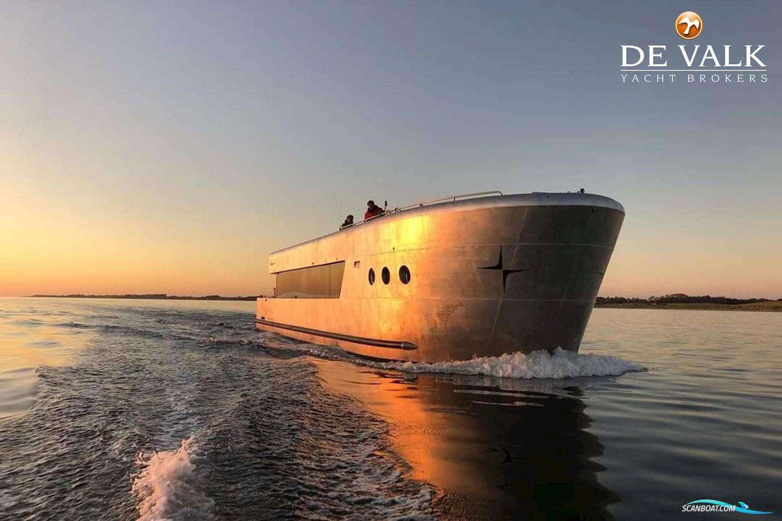 Qrooz Floating Appartment Motorboat 2019, with Evinrude engine, The Netherlands