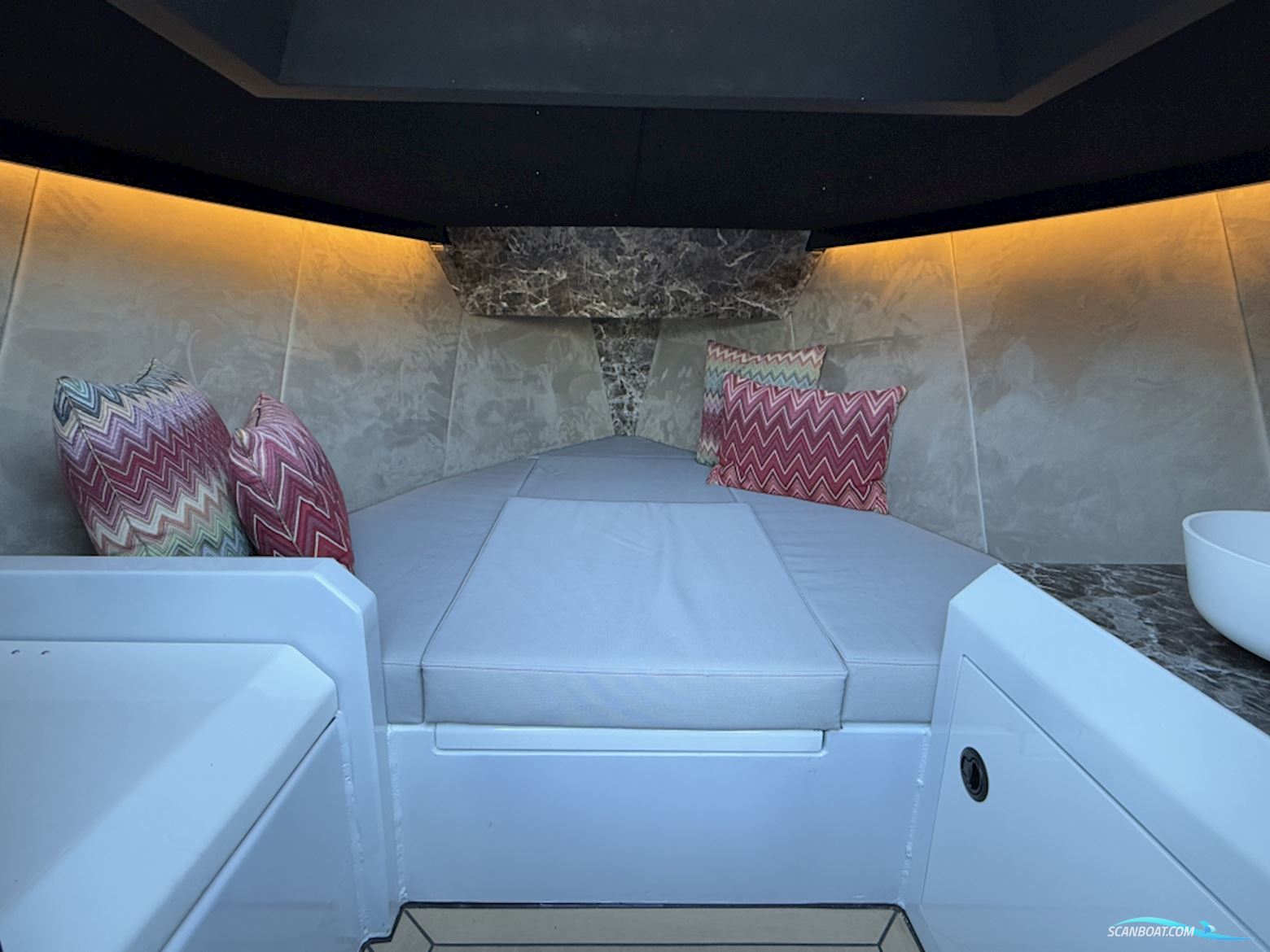 Qualia 25 Cabin
