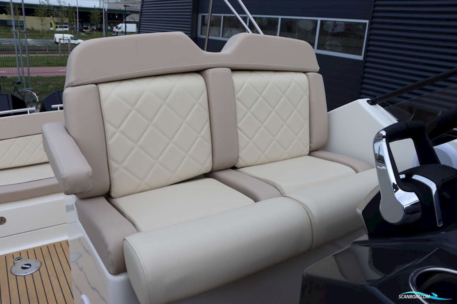 Quicksilver  Activ 875 Sundeck