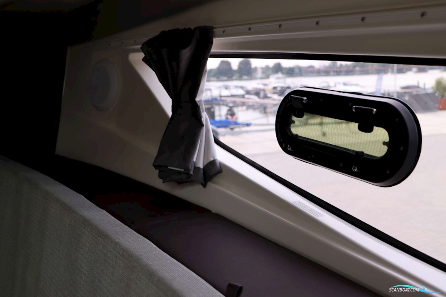 Quicksilver  Activ 875 Sundeck