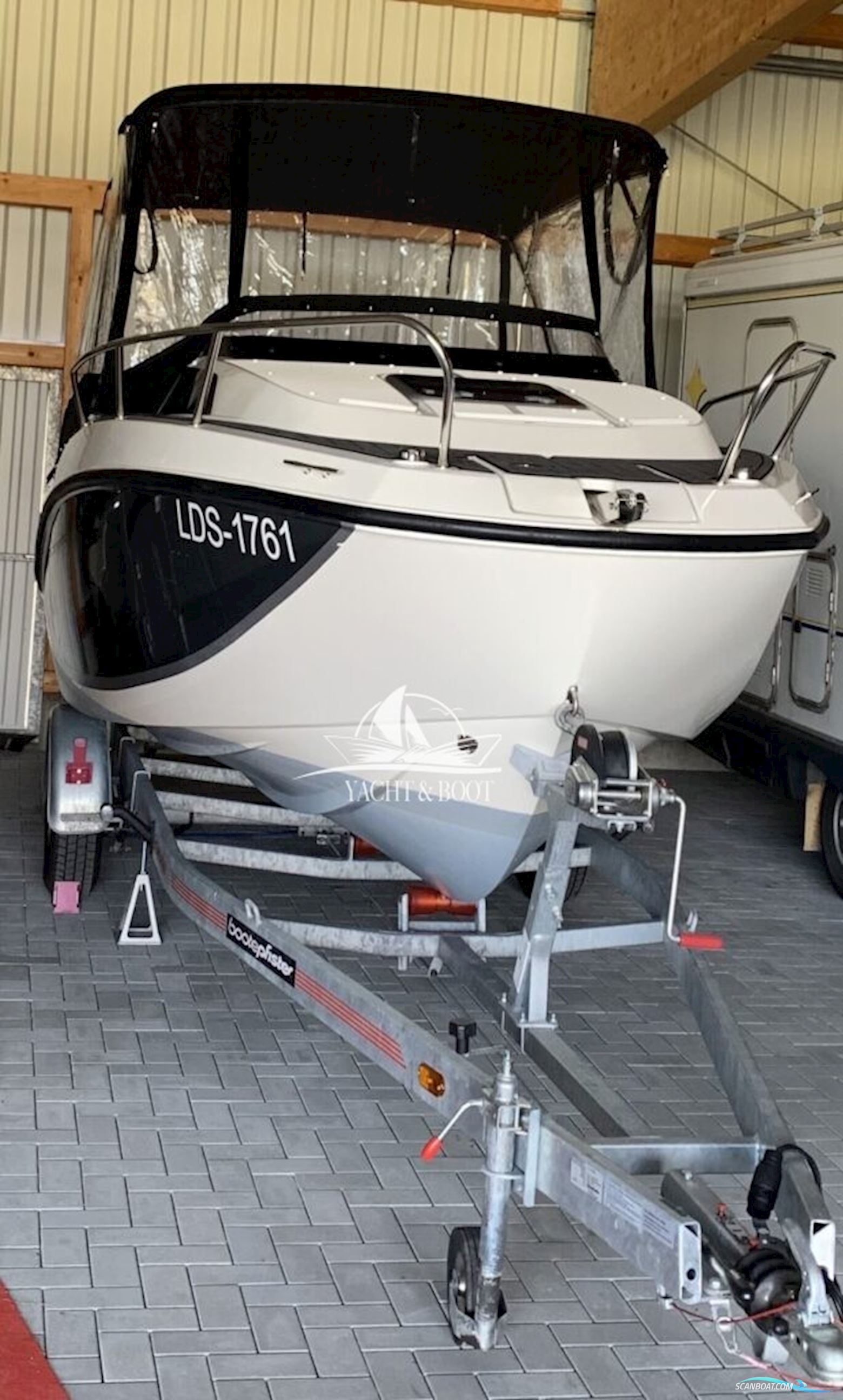 Quicksilver 555 Cabin