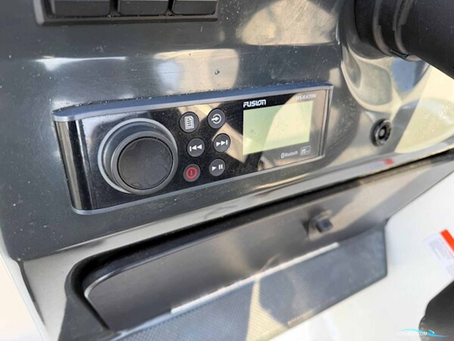 Quicksilver 605 Sundeck (2022) – Mercury 150 HK – Kun 75 timer – Topudstyret!