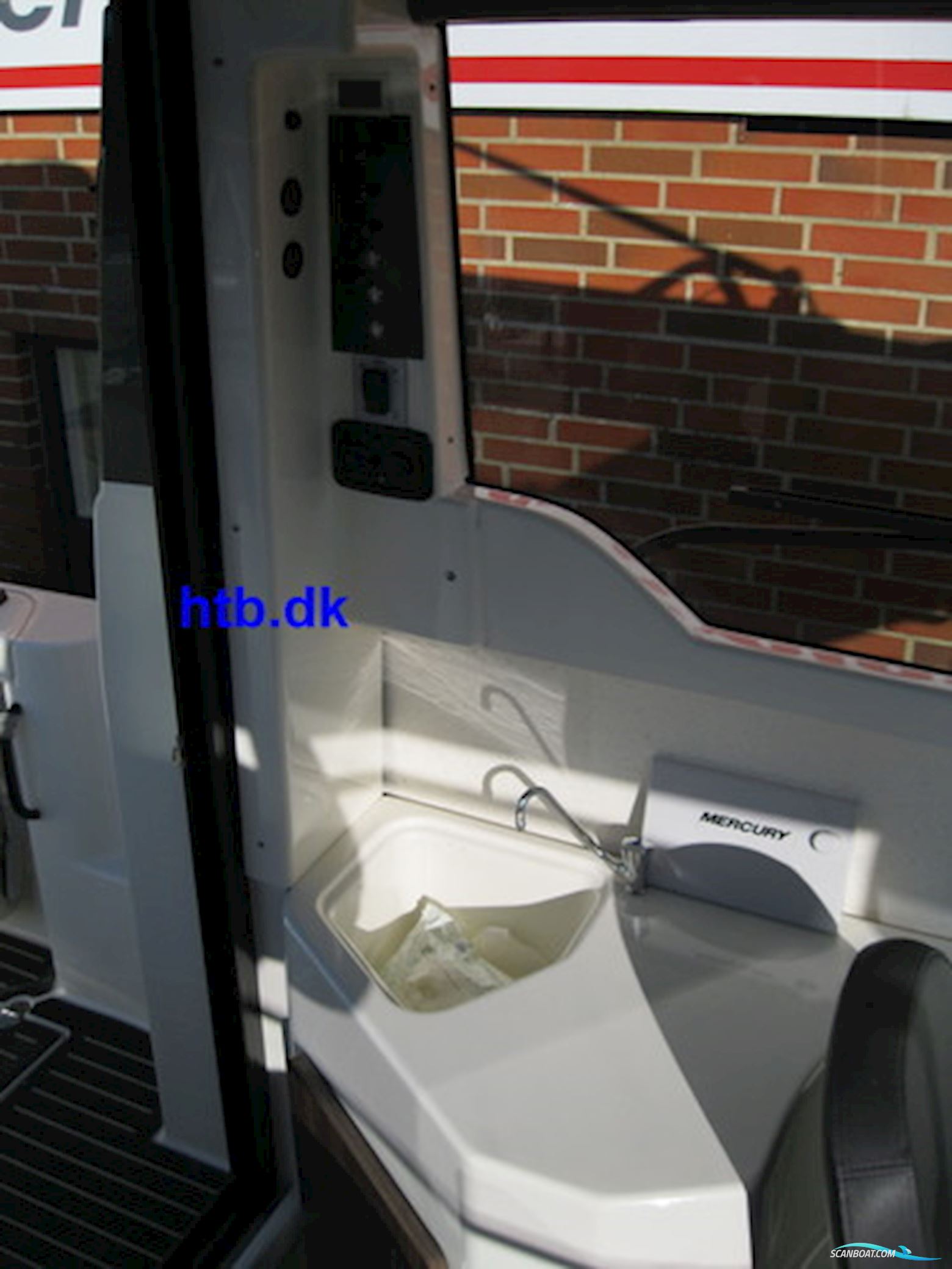 Quicksilver 675 Pilothouse Explorer Edition model m/Mercury F250 hk V8 Verado og Brenderup trailer - NU NEDSAT KR. 200.000,- !