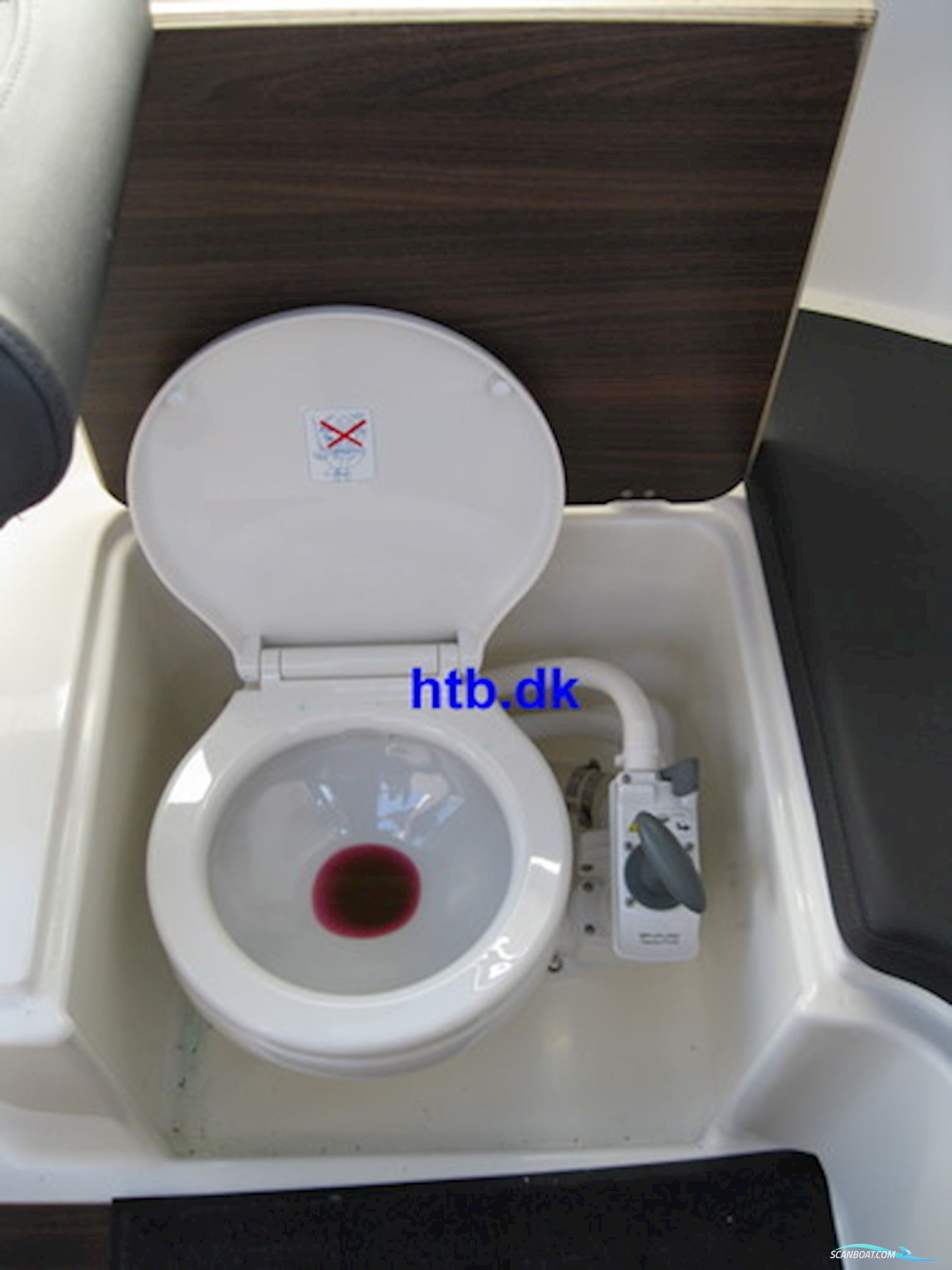 Quicksilver 675 Pilothouse Explorer Edition model m/Mercury F250 hk V8 Verado og Brenderup trailer - NU NEDSAT KR. 200.000,- !