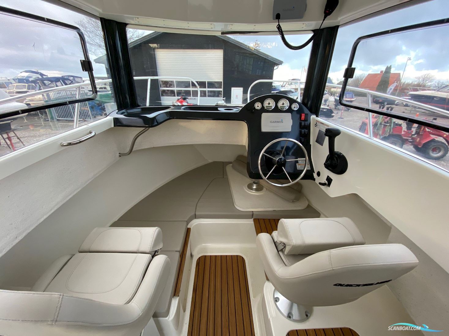 Quicksilver 675 Pilothouse