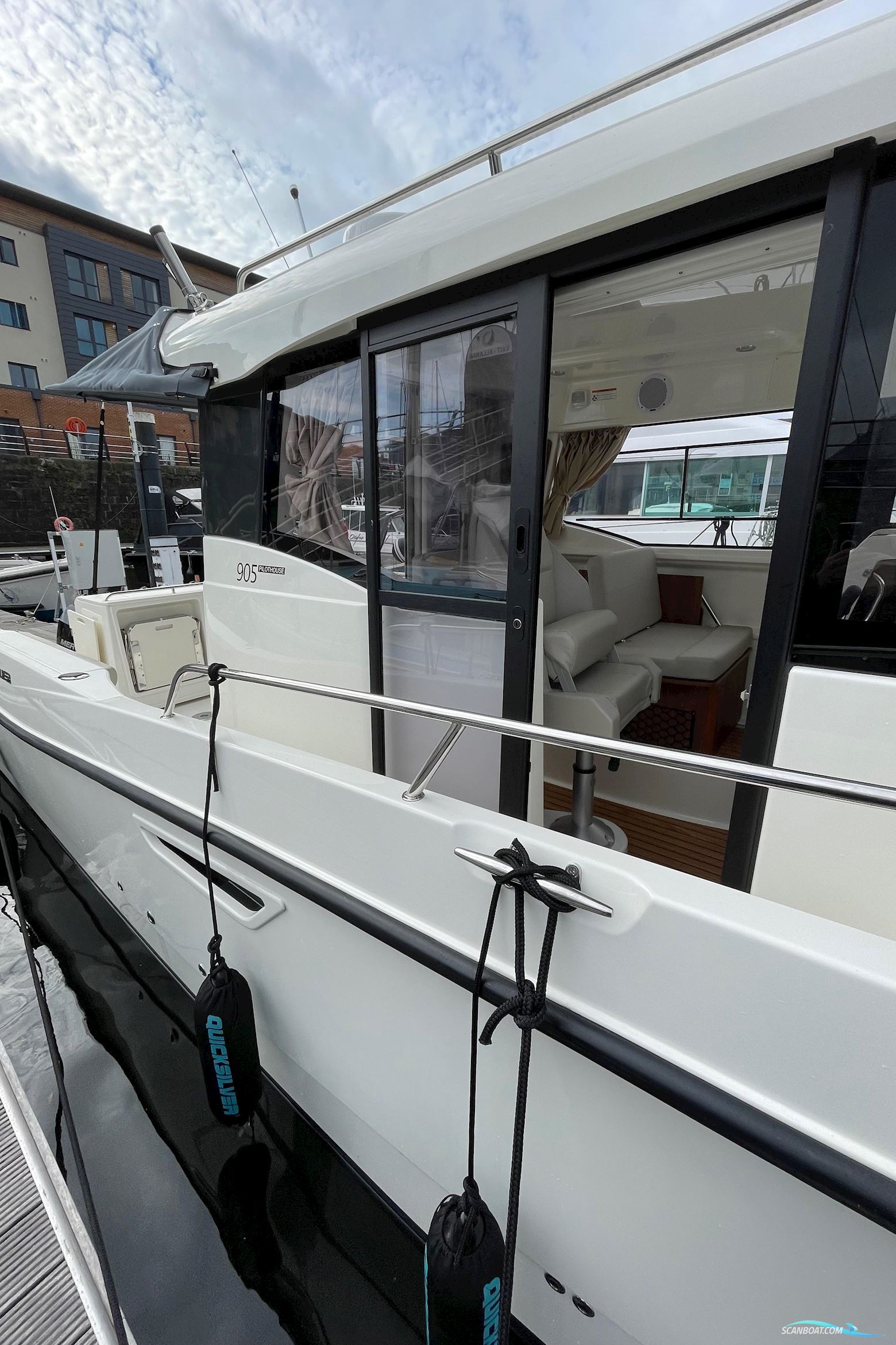 Quicksilver 905 Pilothouse