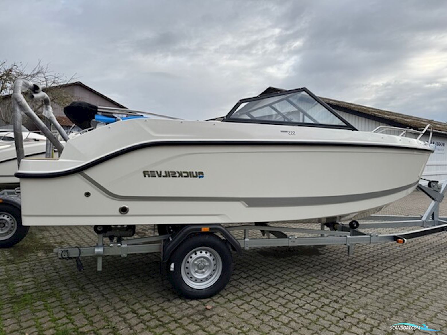 Quicksilver Activ 555 Bowrider med F115 Mercury-EFI ProXS 4 takt 2,1L - Topudstyret