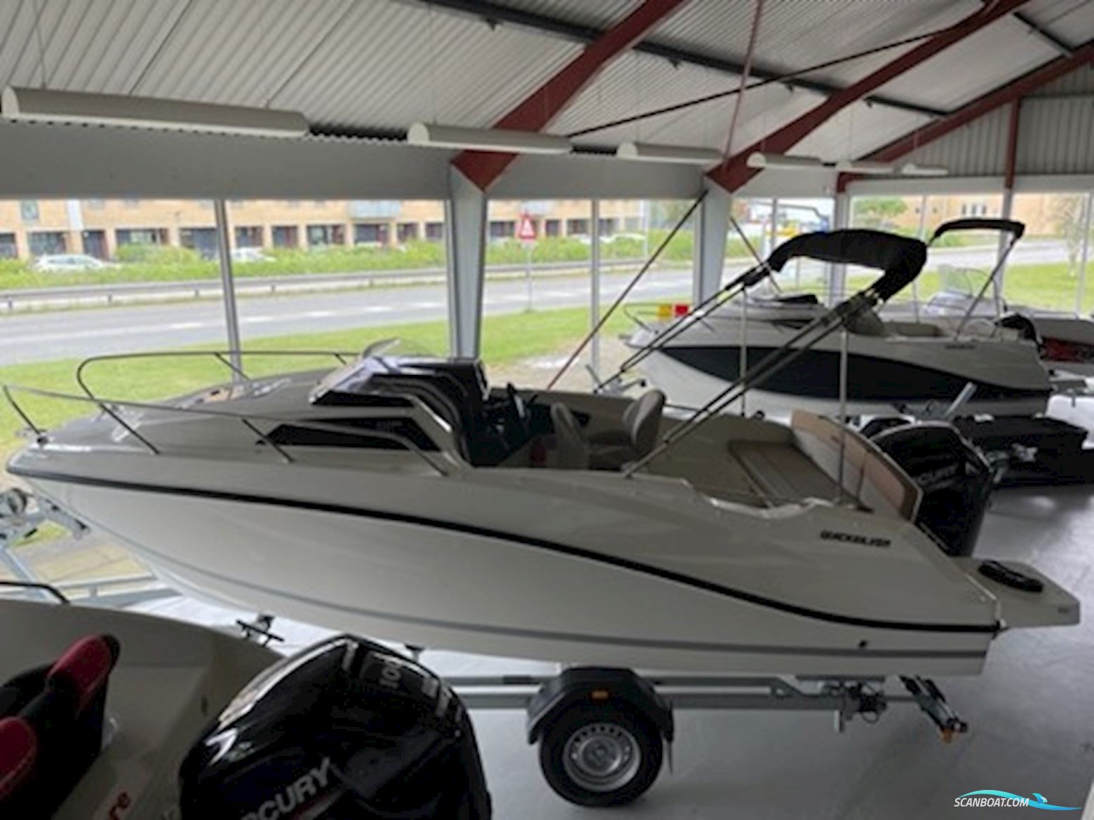 Quicksilver Activ 555 Cabin Med Mercury F100 Efi Elpt (Masser af Ekstra Udstyr) Solgt