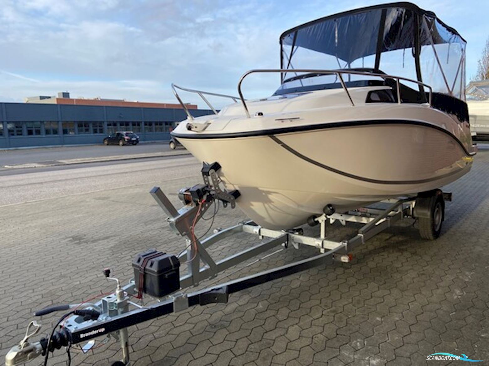 Quicksilver Activ 555 Cabin m/Mercury F115 hk og Brenderup Trailer