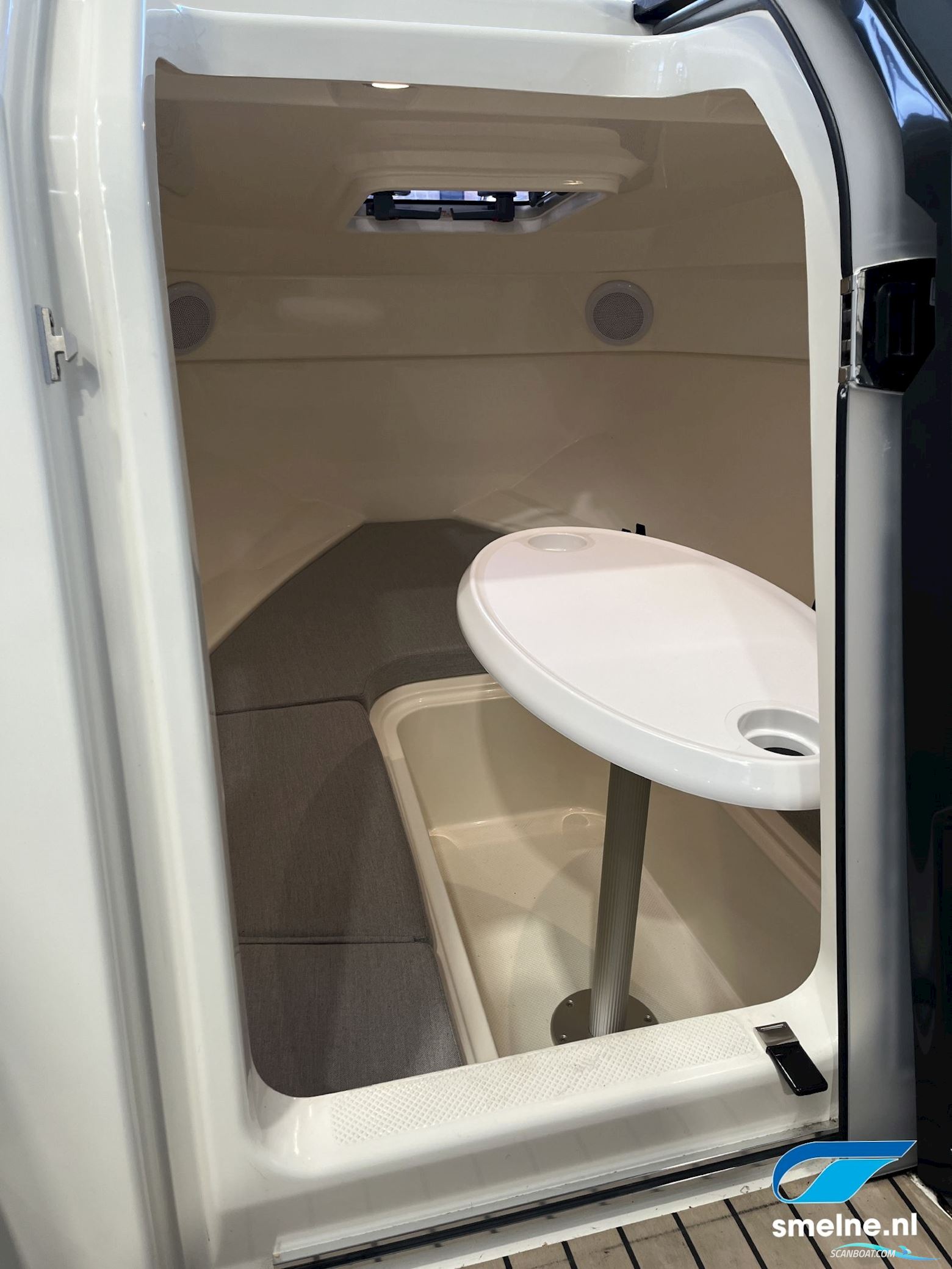 Quicksilver ACTIV 555 CABIN