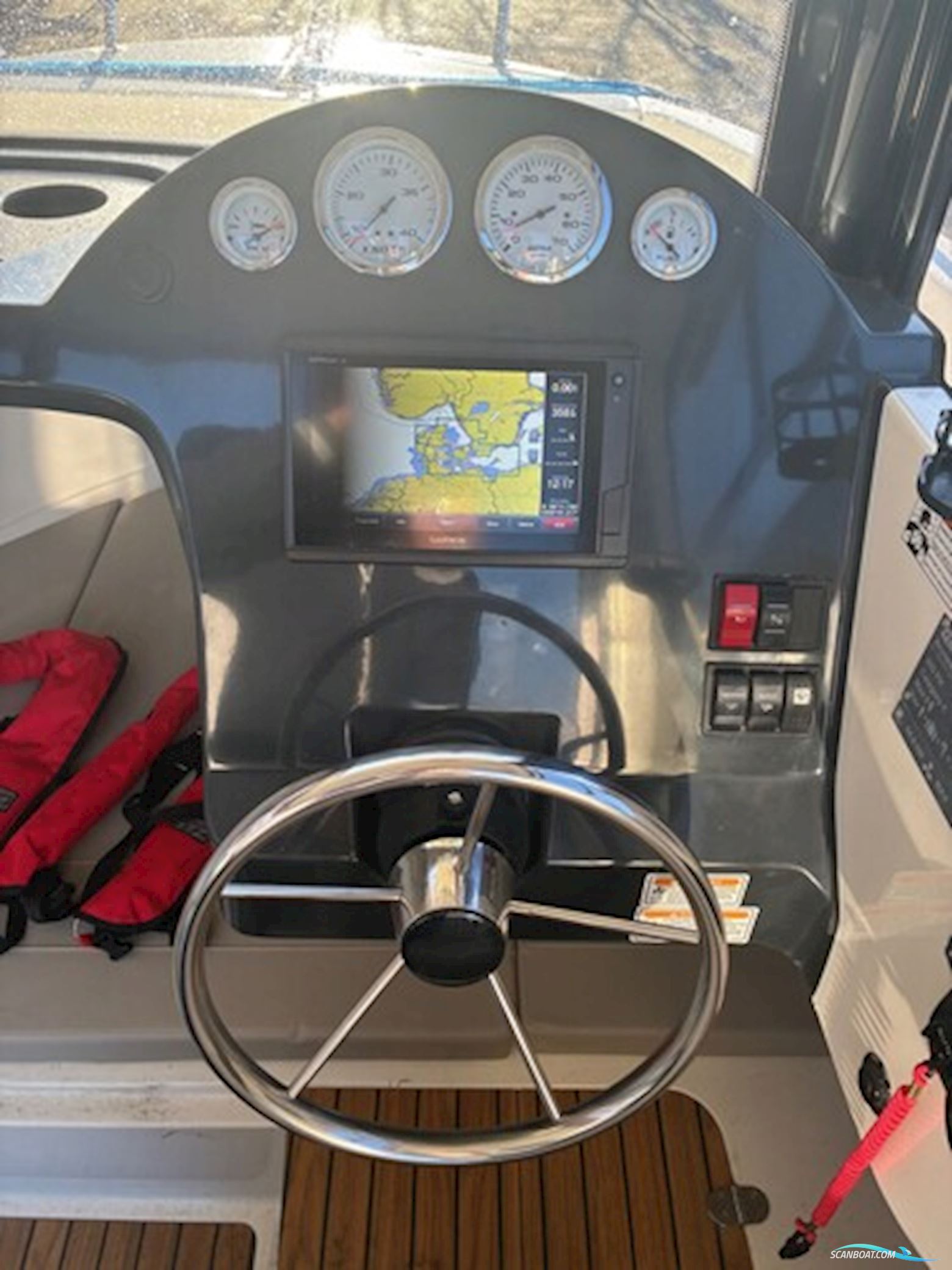 Quicksilver Activ 555 Pilothouse m/Mercury F100 hk 4-Takt og Scandic Trailer - Solgt !