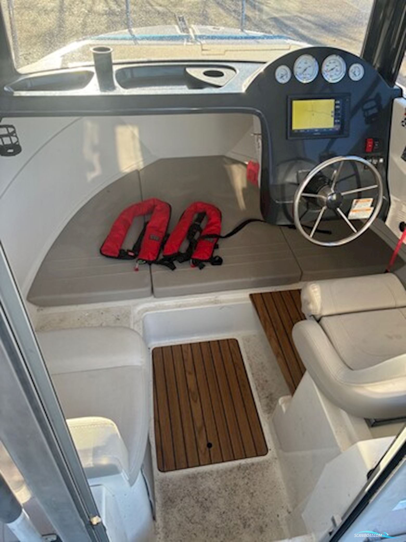 Quicksilver Activ 555 Pilothouse m/Mercury F100 hk 4-Takt og Scandic Trailer - Solgt !