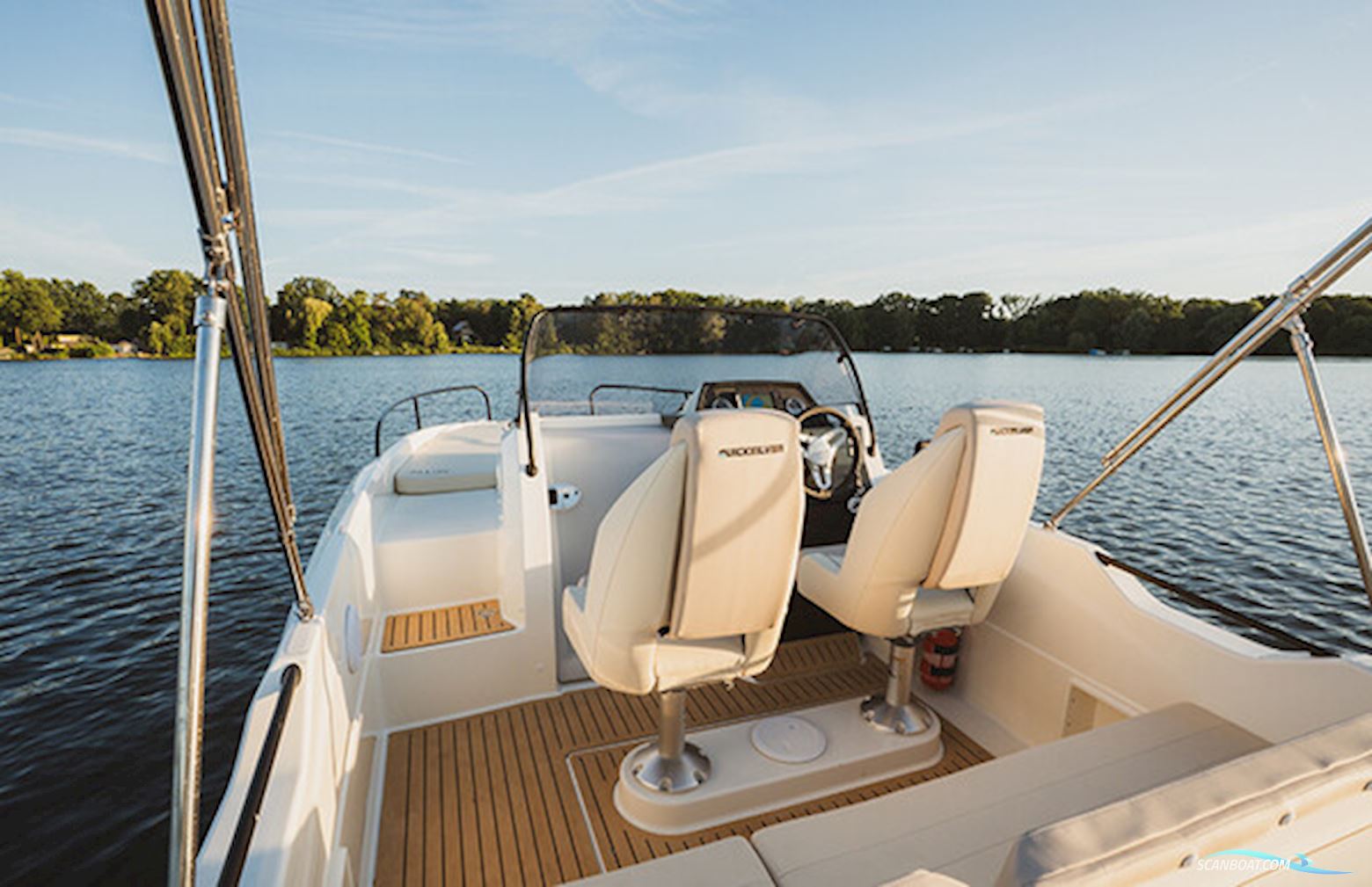 Quicksilver Activ 605 Sundeck Legacy Med F150 Mercury XL 3,0L Cold Fusion White