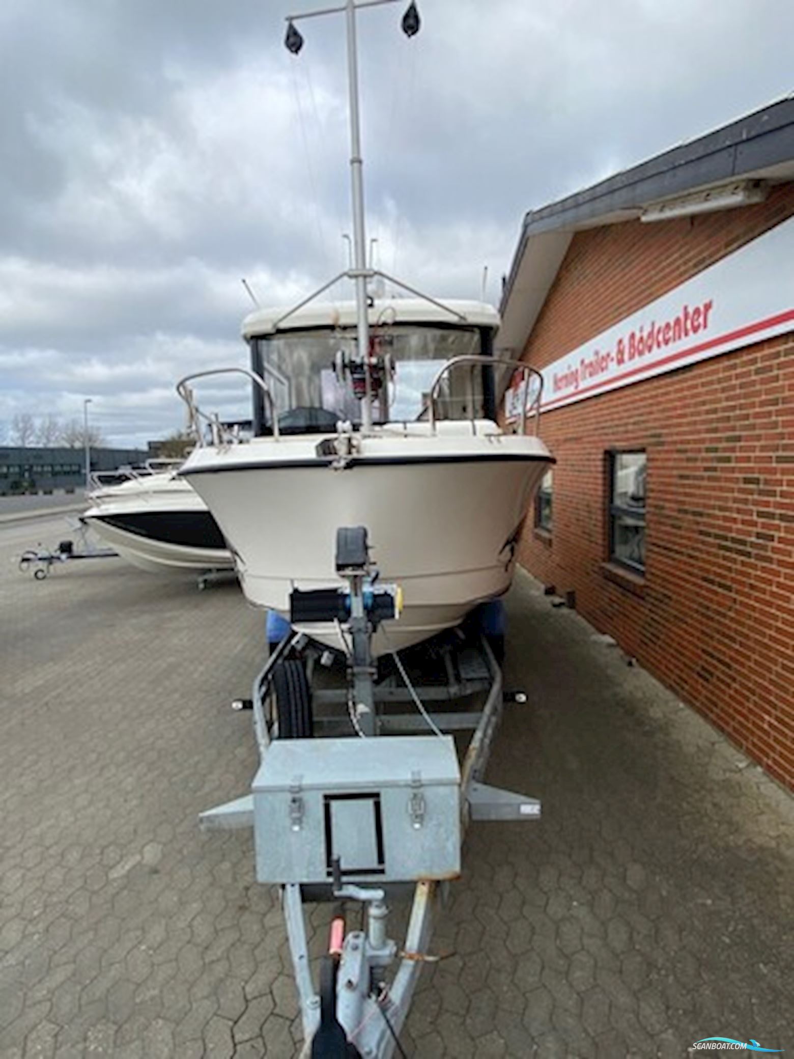 Quicksilver Activ 675 Pilothouse m/Mercury F200 hk Verado og Brenderup trailer