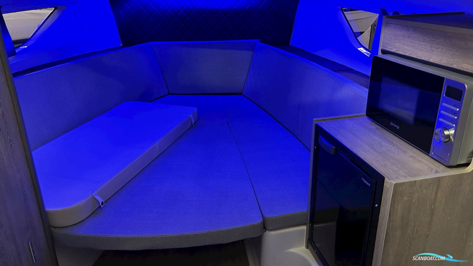 Quicksilver Activ 875 Sundeck