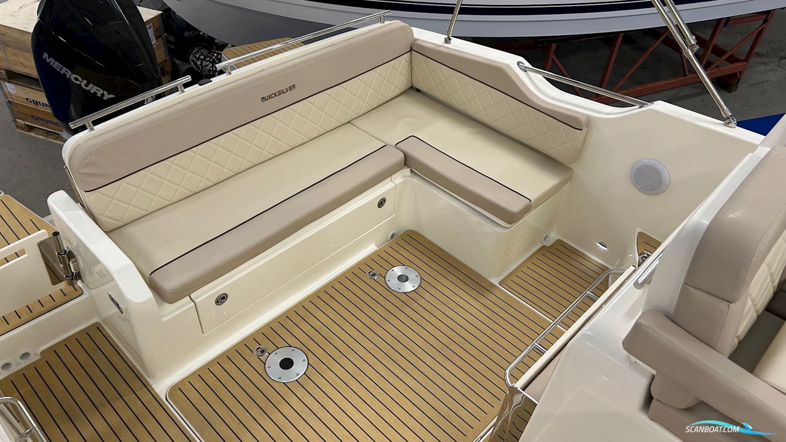 Quicksilver Activ 875 Sundeck