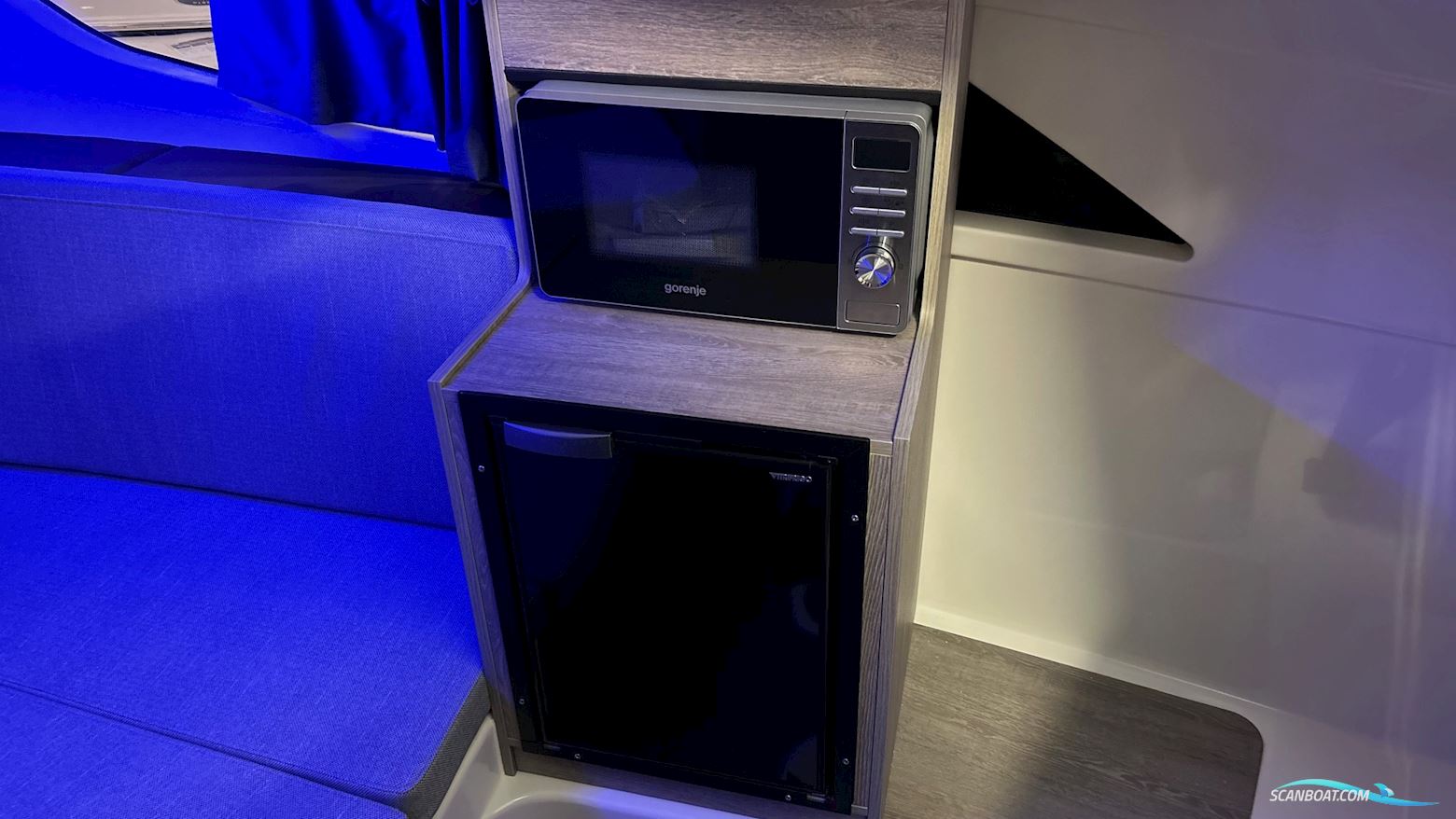 Quicksilver Activ 875 Sundeck