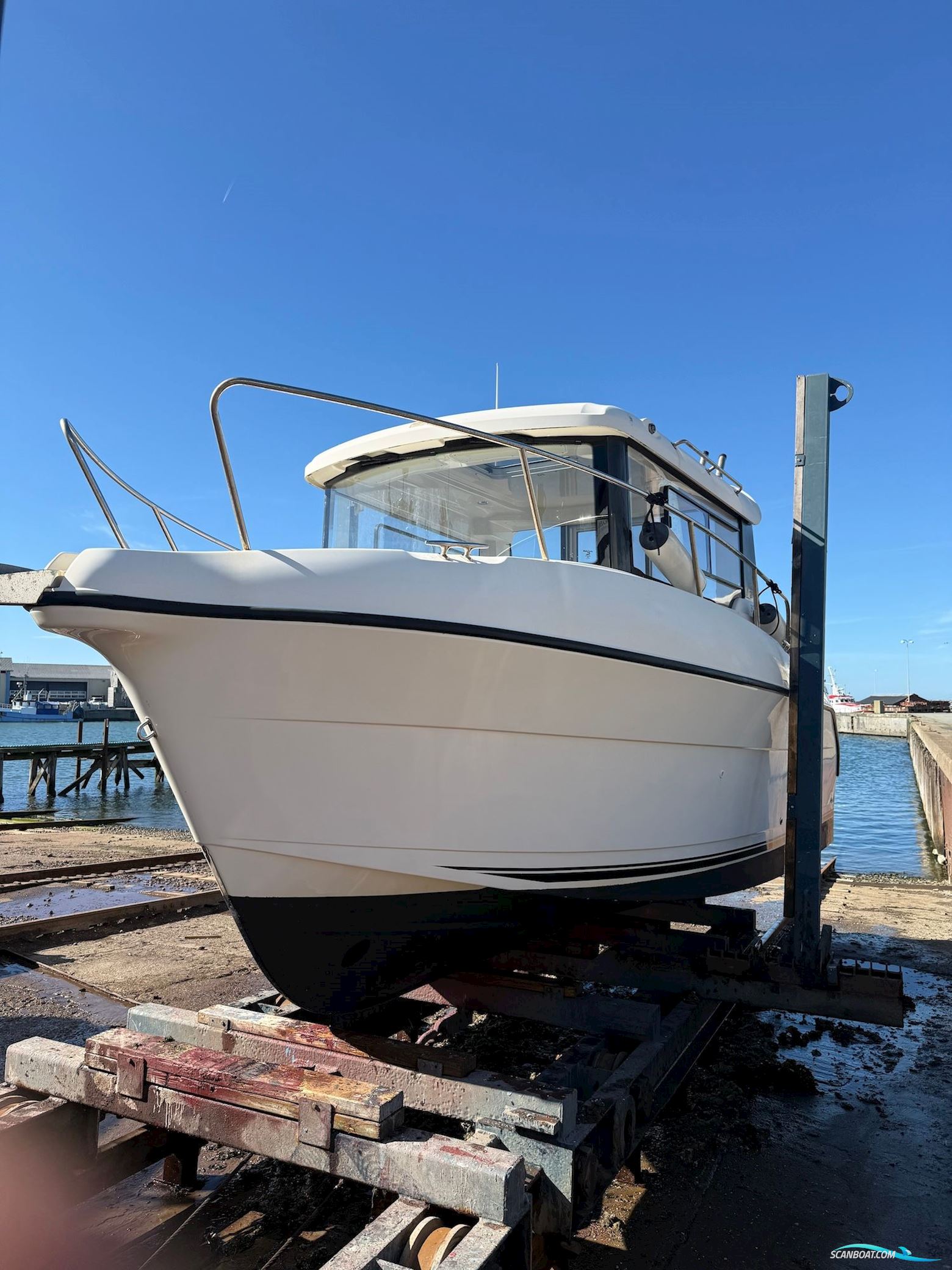Quicksilver Arvor 810 Pilothouse