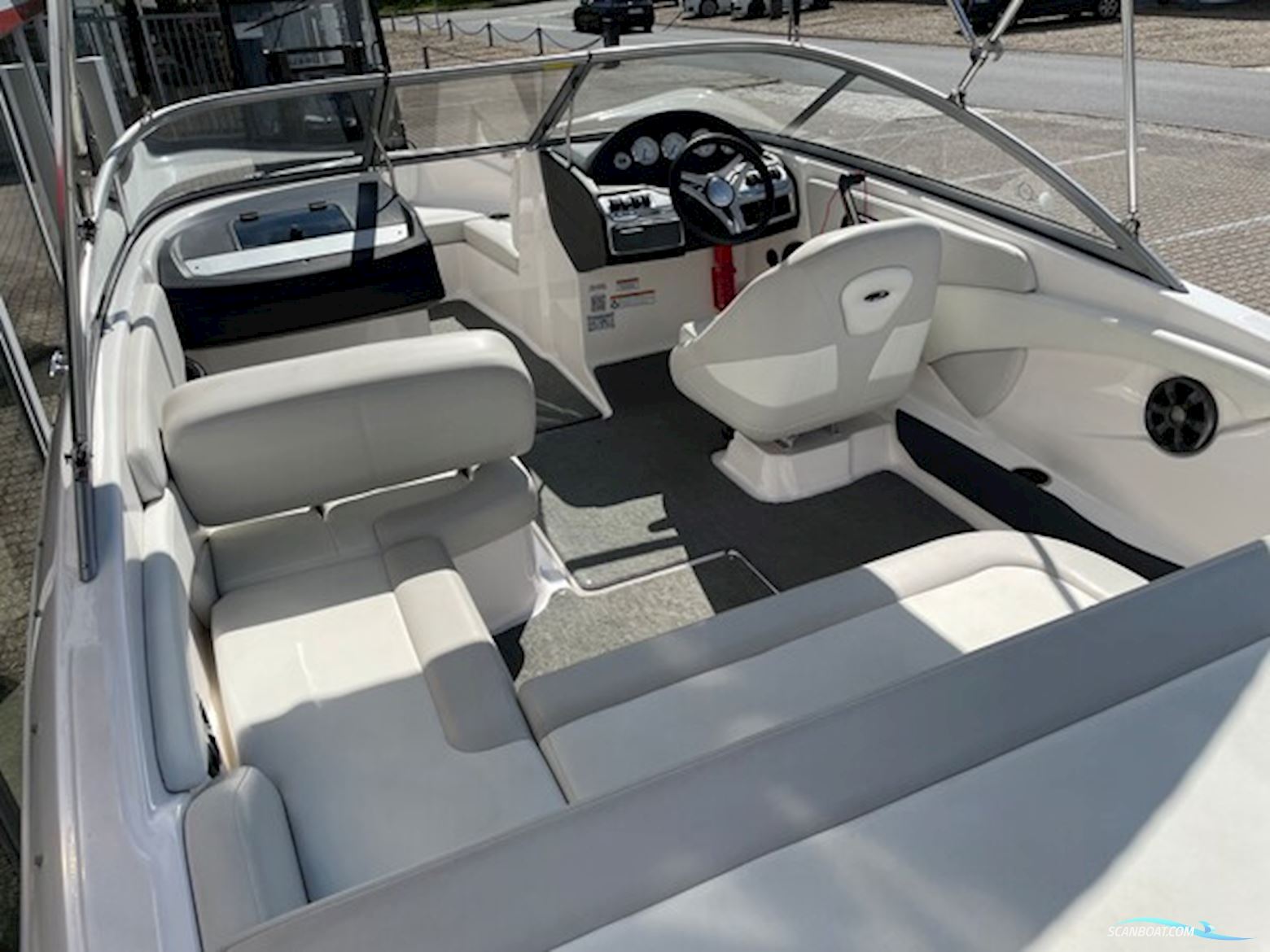 Regal 1900 ES med 200 hk Volvo Penta V6 og Brenderup bådtrailer - SOLGT