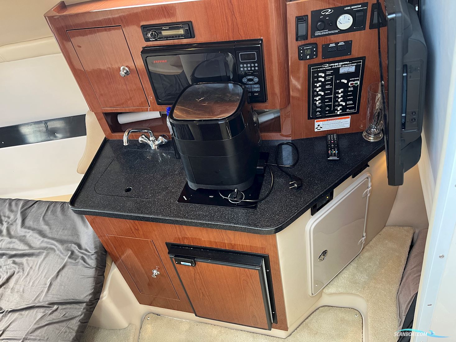 Regal 2565 Window Express