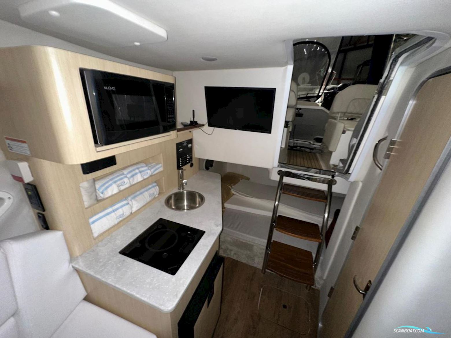 Regal 26 Express Cruiser