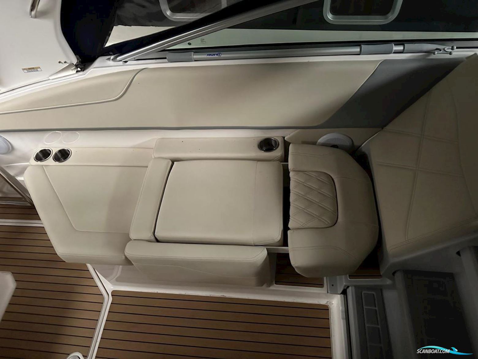 Regal 26 Express Cruiser