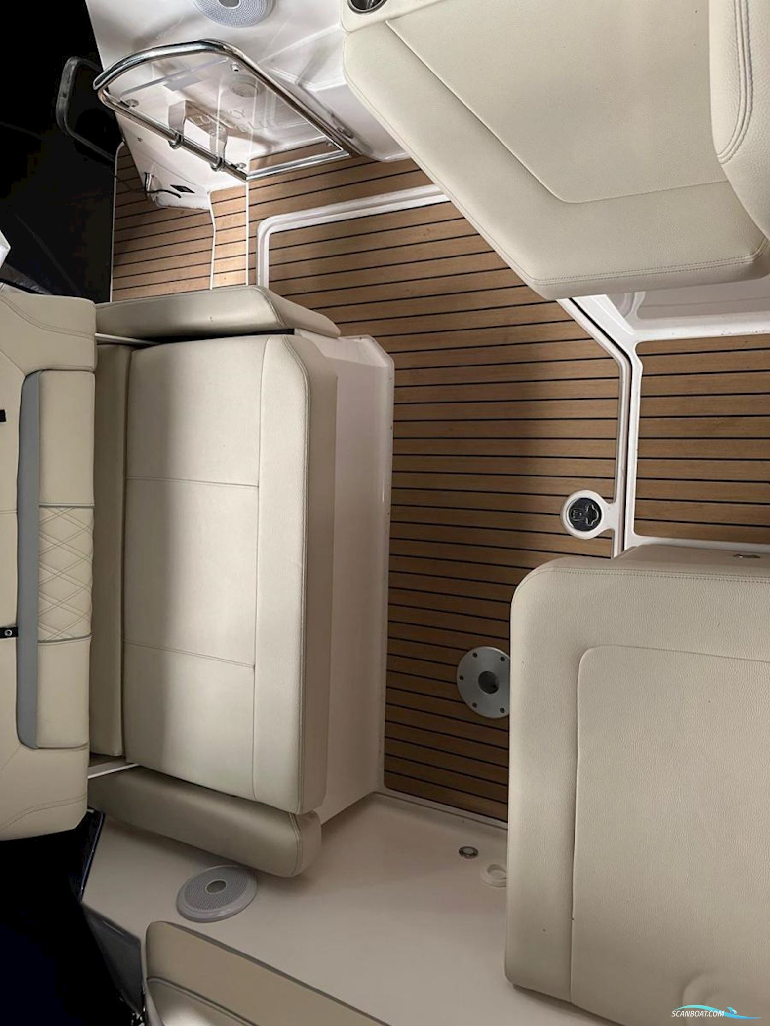 Regal 26 Express Cruiser