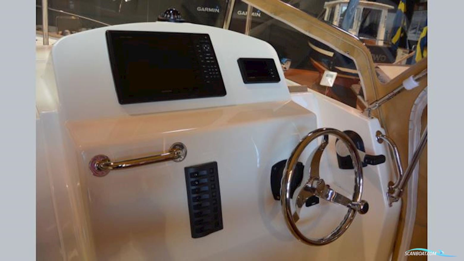 Rhea 27 Escapade