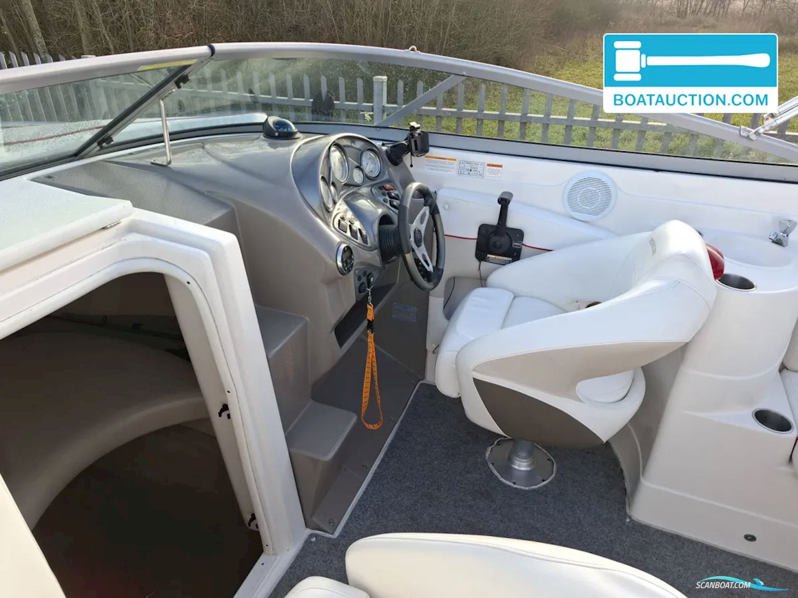 Rinker 246 Captiva Cuddy