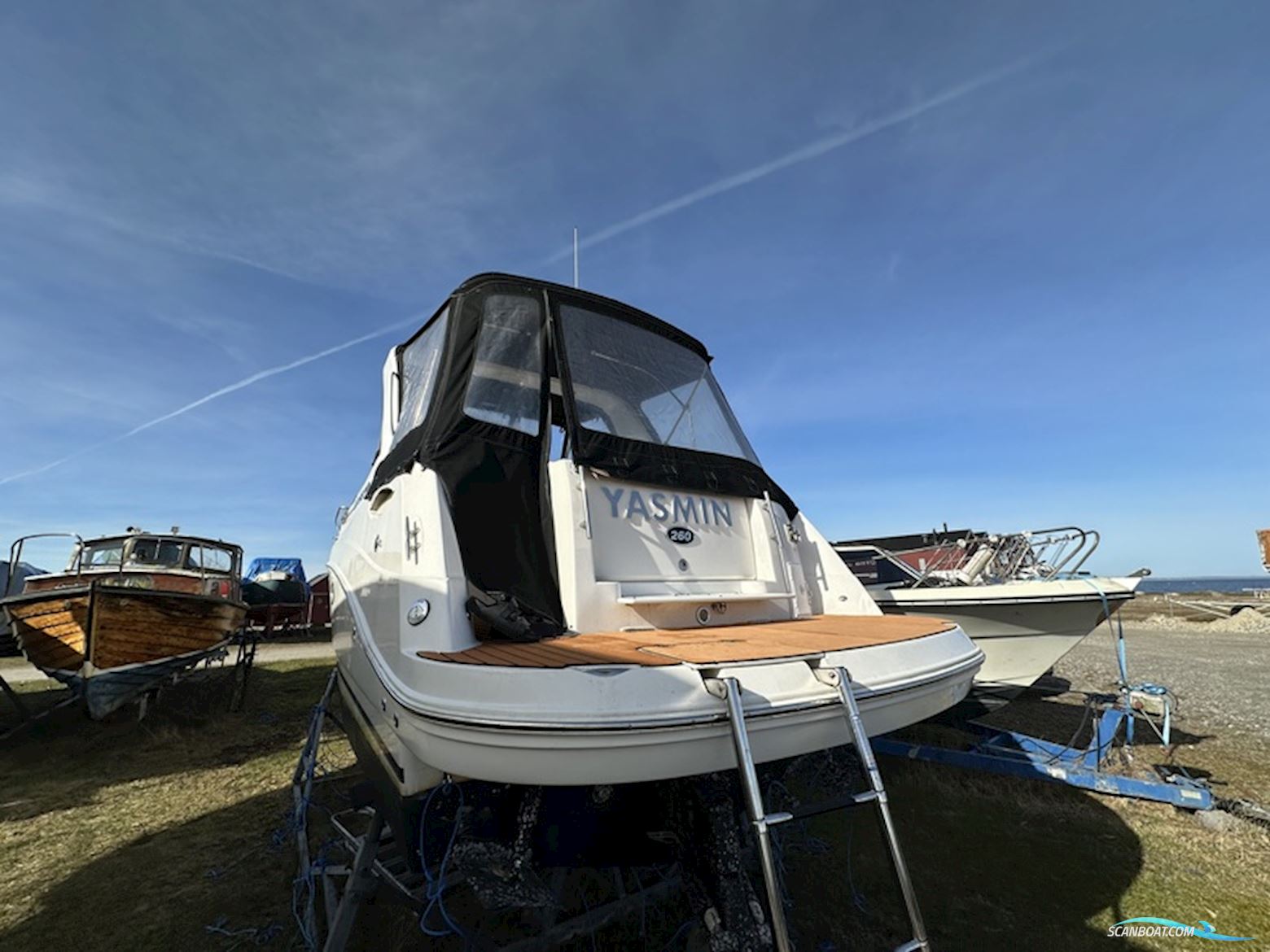 Rinker 260 express cruiser