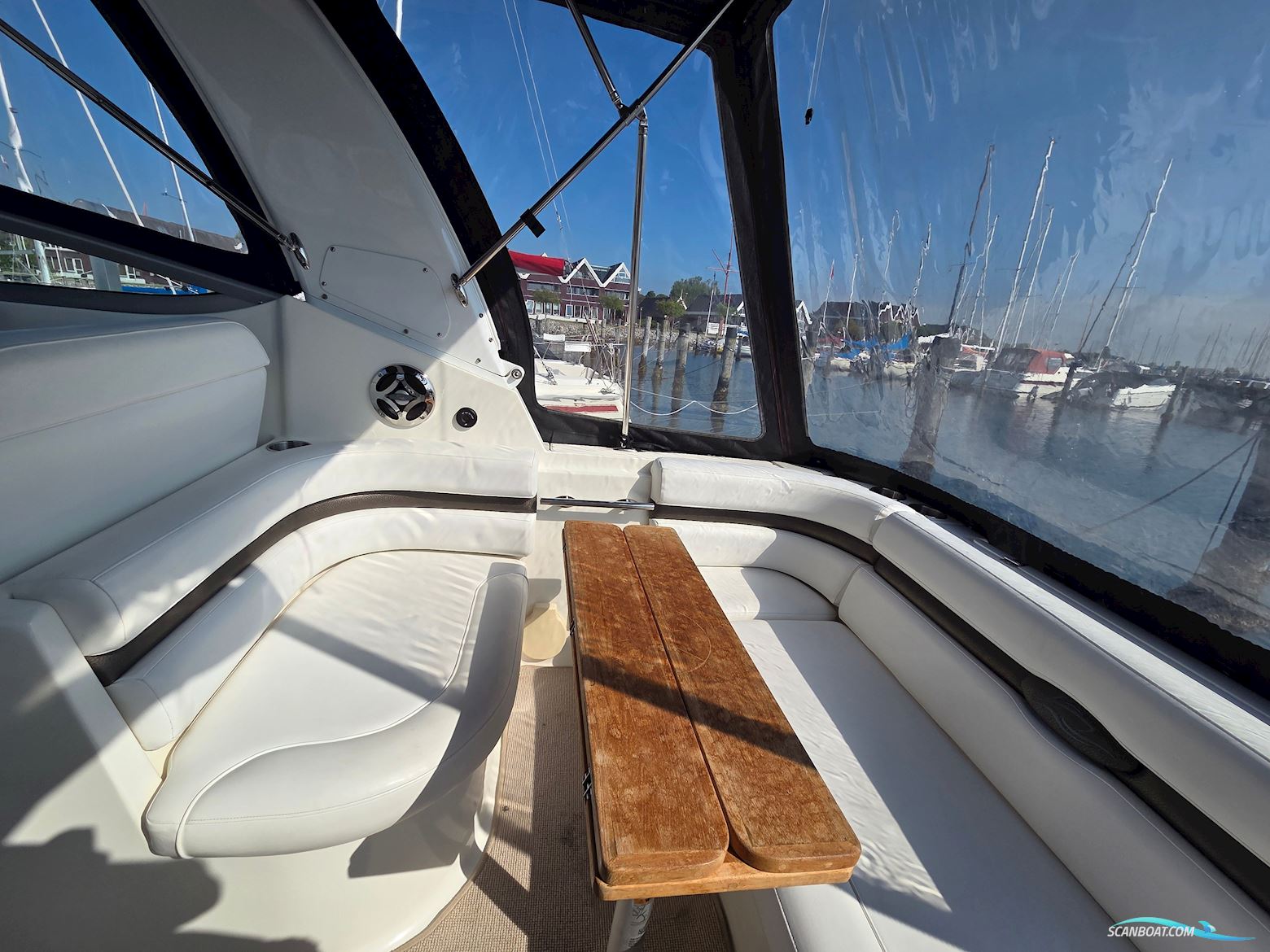 Rinker 260 Express Cruiser