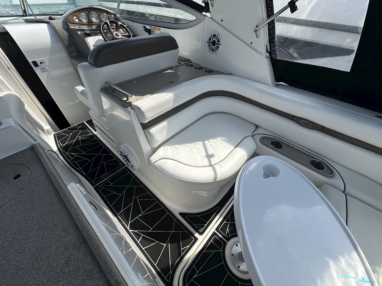 Rinker 280 Cabin Cruiser