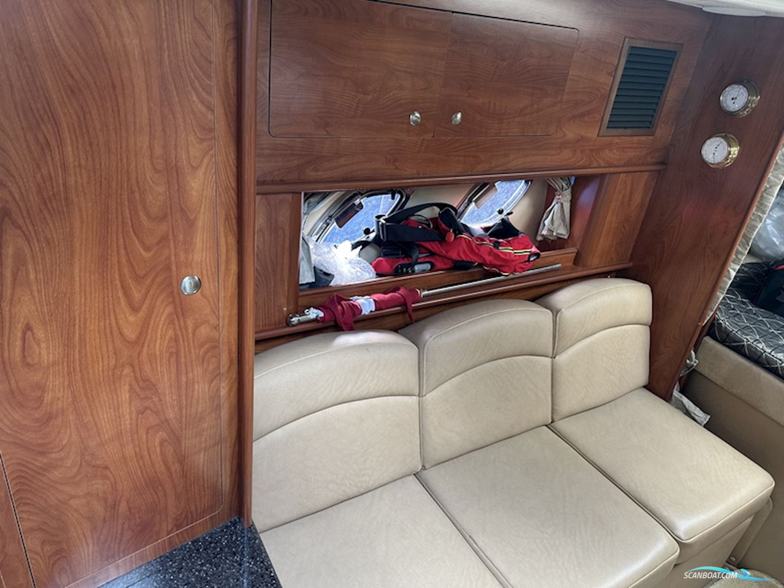 Rinker 310 Express Cruiser