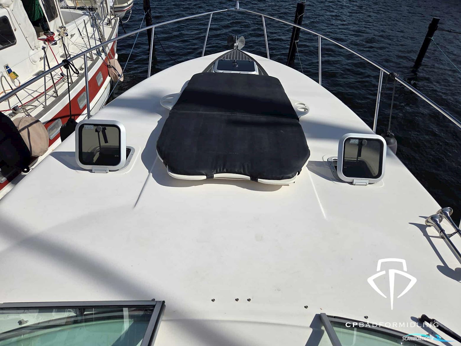 Rinker 360 Fiesta Vee