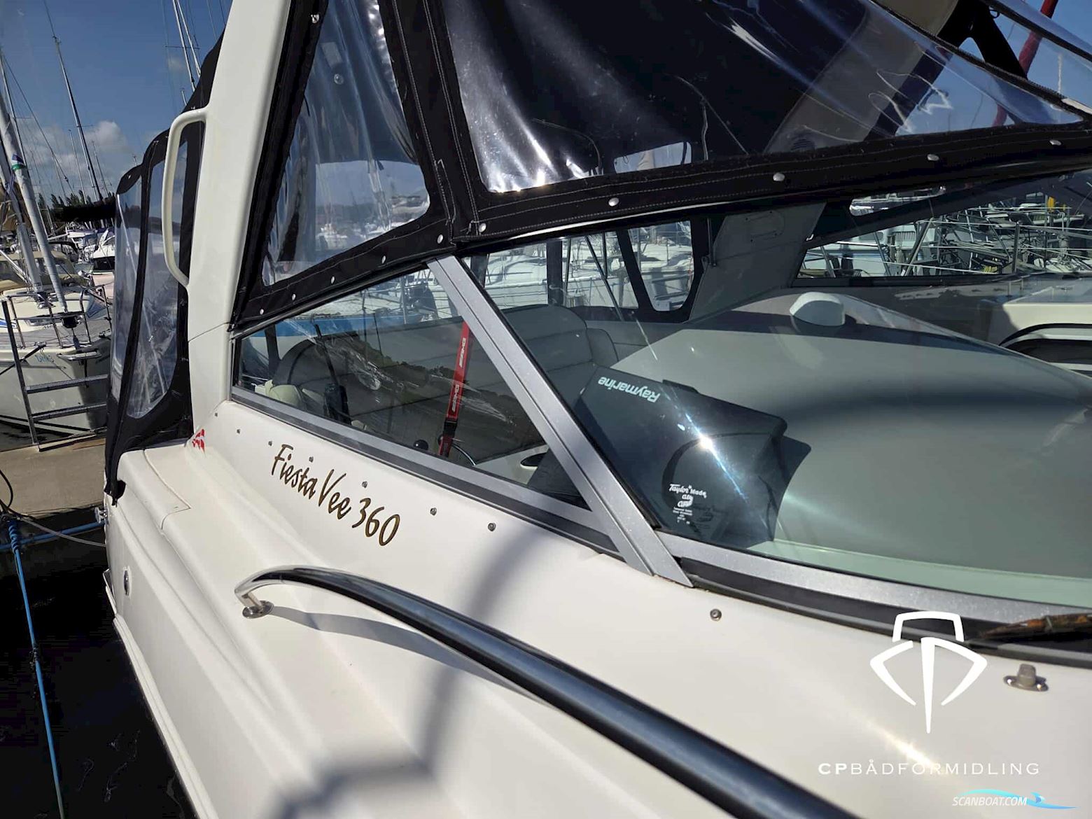 Rinker 360 Fiesta Vee