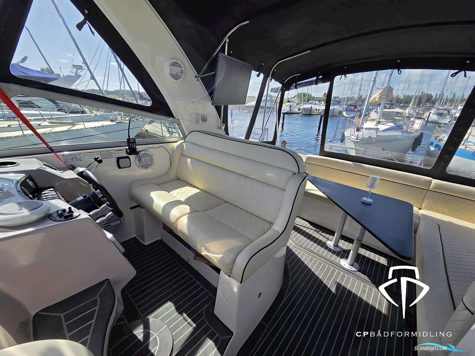 Rinker 360 Fiesta Vee