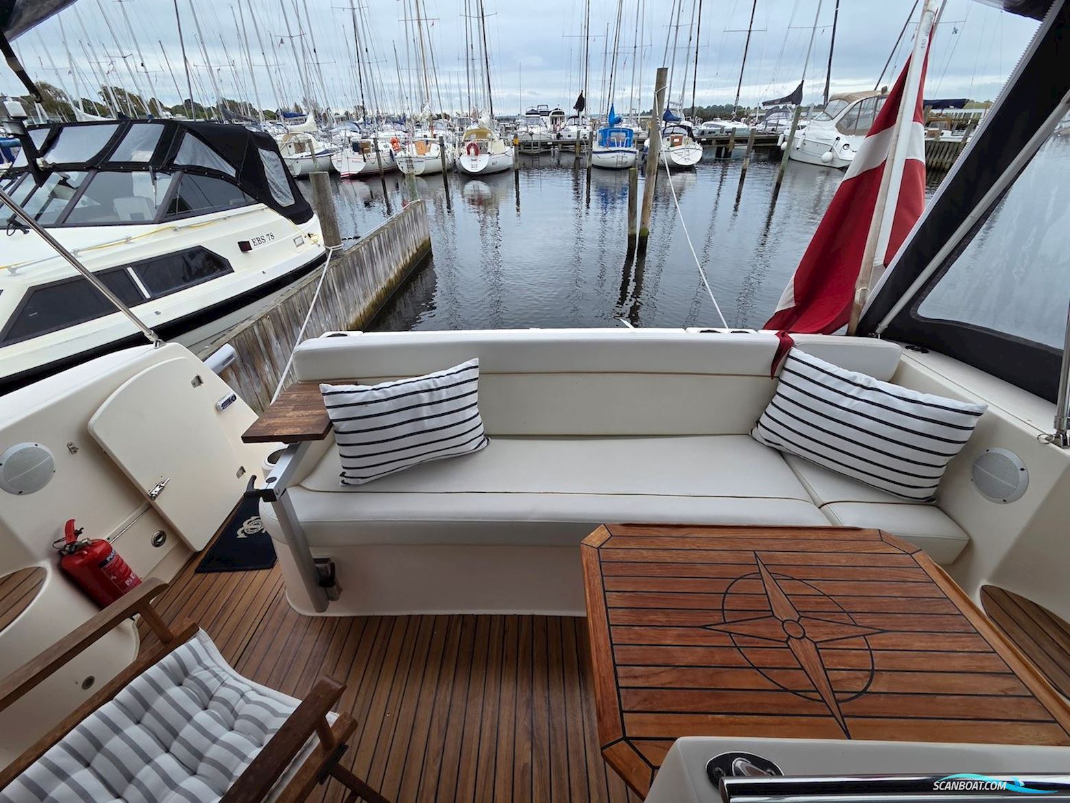 Rinker 360 Fiesta Vee