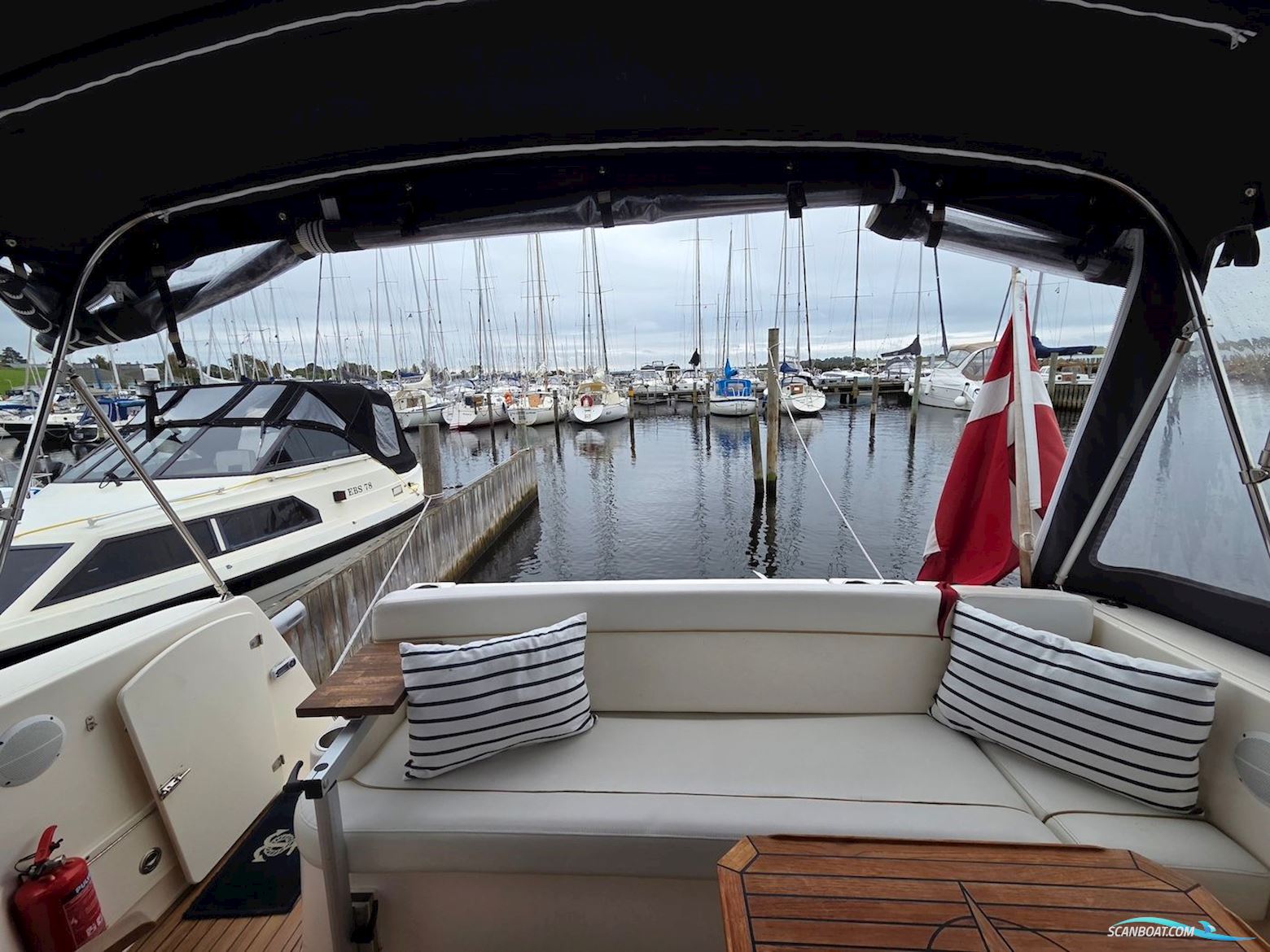 Rinker 360 Fiesta Vee