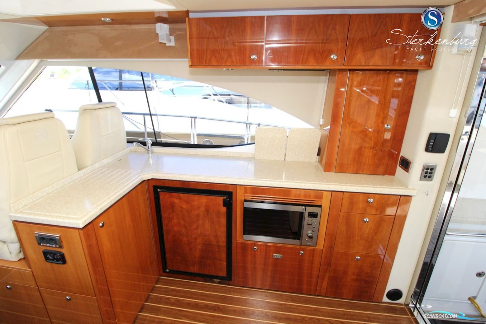 Rivièra 4700 Sport Yacht