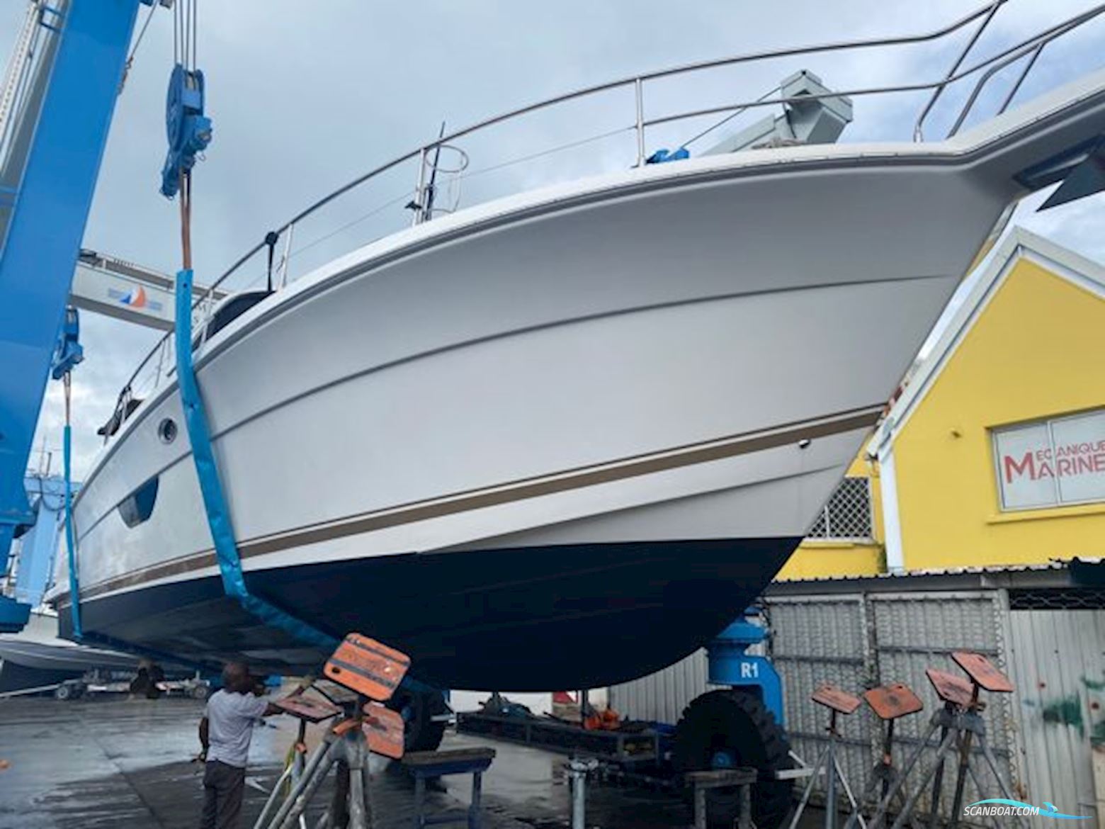 Riviera Yachts 4400 Sport Yacht