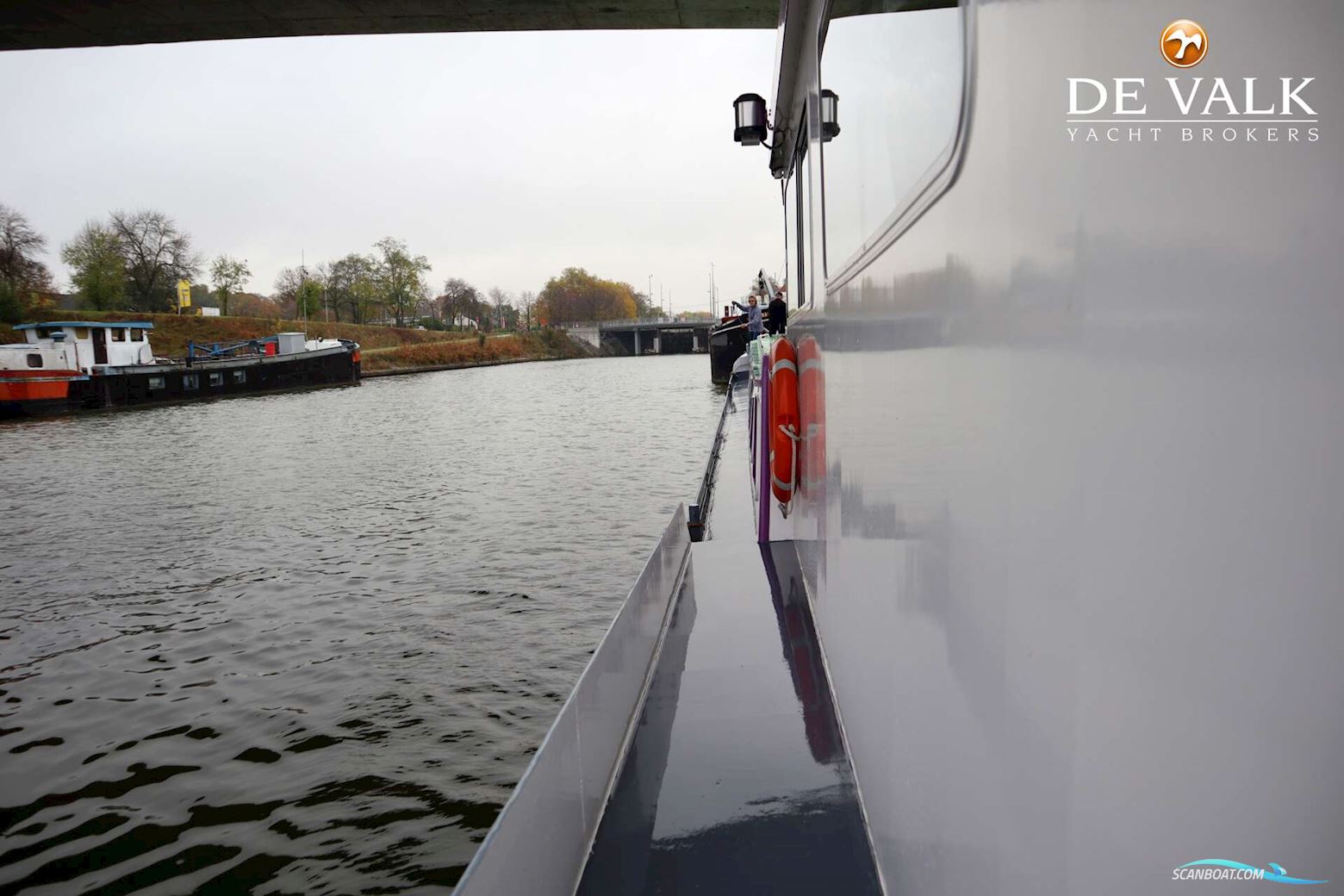 Sailing Houseboat 32M