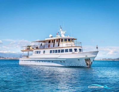 Sarri 32 Motorboat 1961, with 2 x Baudouin 400 hp 2 x Generators 60 Kva 1 x Generator 15 Kva engine, France